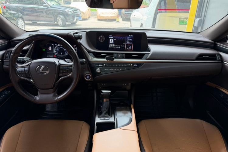 Used Lexus ES 2020 300h Premier Edition Interior 2