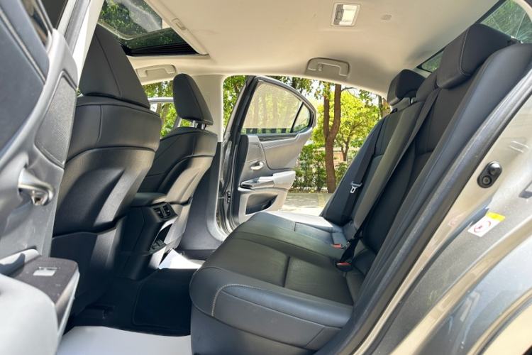 Used Lexus ES 2020 300h Premier Edition Interior 2