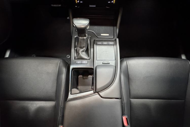Used Lexus ES 2020 300h Premier Edition Interior 3