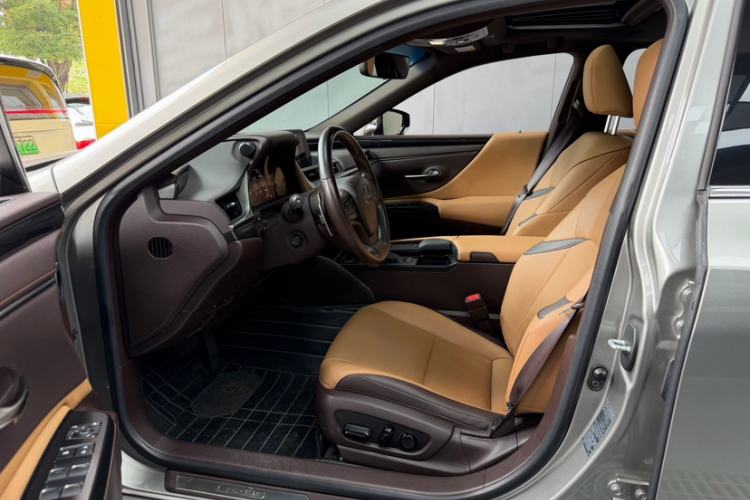 Used Lexus ES 2020 300h Premier Edition Interior 3
