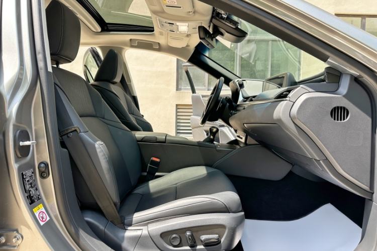Used Lexus ES 2020 300h Premier Edition Interior 3