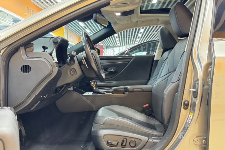 Used Lexus ES 2020 300h Premier Edition Interior 4