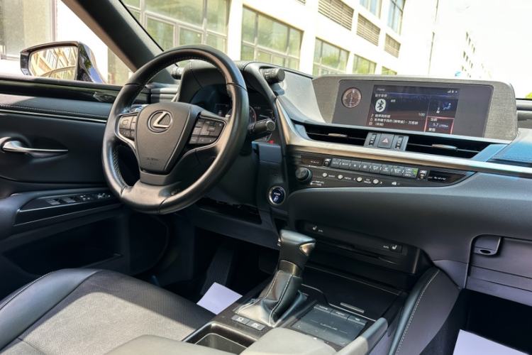 Used Lexus ES 2020 300h Premier Edition Interior 4