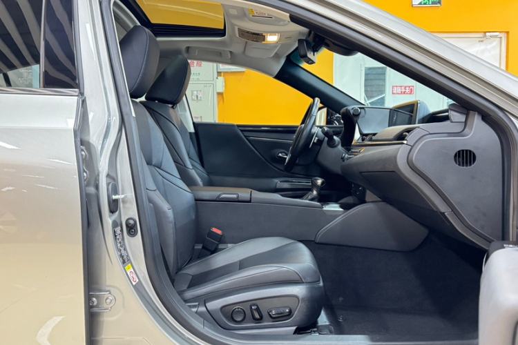 Used Lexus ES 2020 300h Premier Edition Interior 5