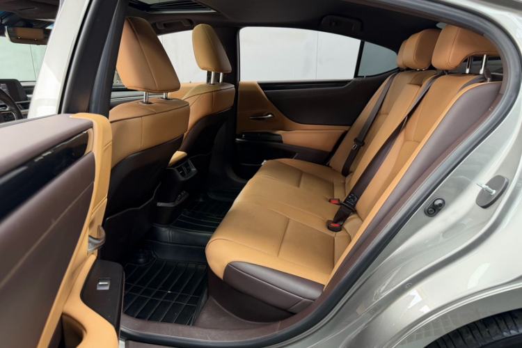 Used Lexus ES 2020 300h Premier Edition Interior 5