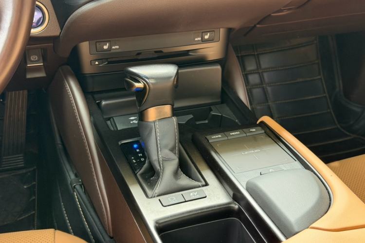 Used Lexus ES 2020 300h Premier Edition Interior 7