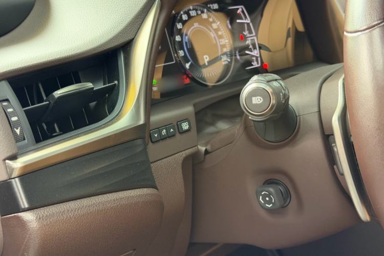 Used Lexus ES 2020 300h Premier Edition Interior 9