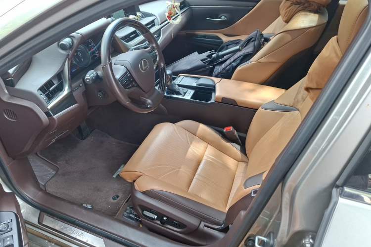 Used Lexus ES 2020 300h Premium Edition Left Front Seat