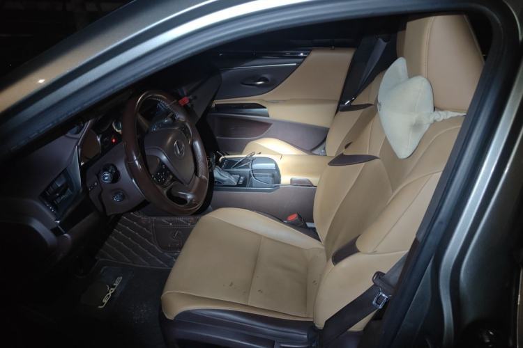 Used Lexus ES 2020 300h Deluxe Edition Left Front Seat