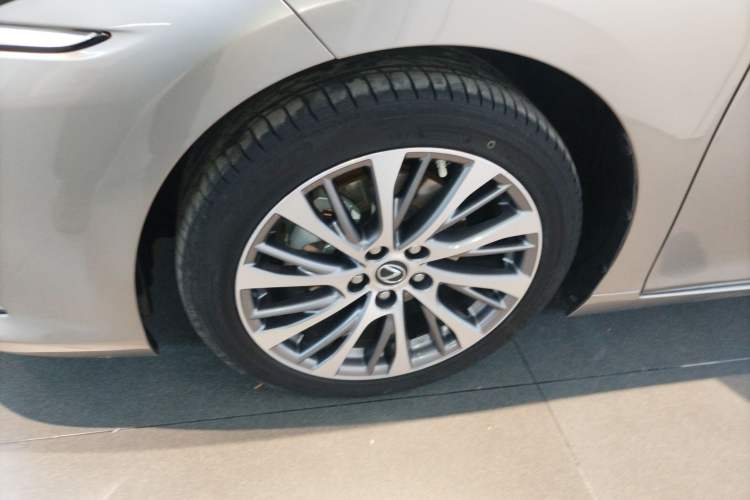 Used Lexus ES 2020 300h Deluxe Edition Left Front Wheel Hub