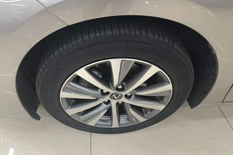 Used Lexus ES 2020 300h Premier Edition Left Front Wheel Hub