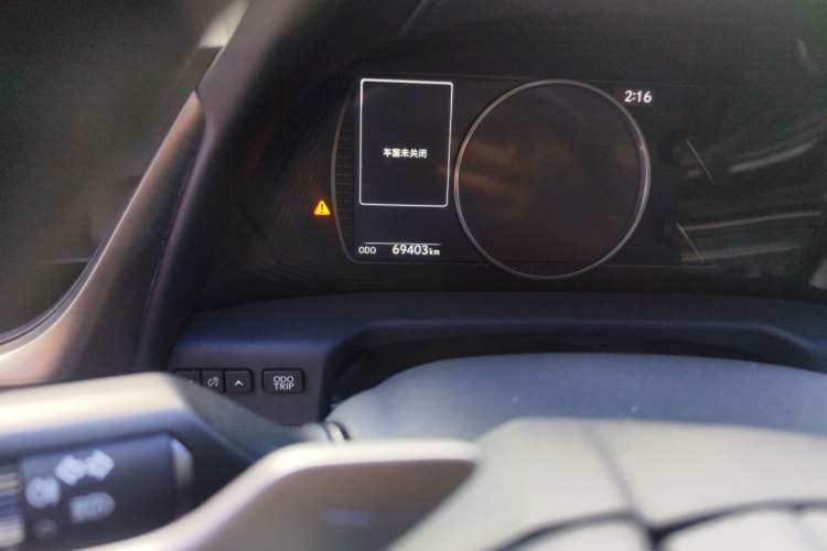 Used Lexus ES 2020 300h Premier Edition Odometer Close Up