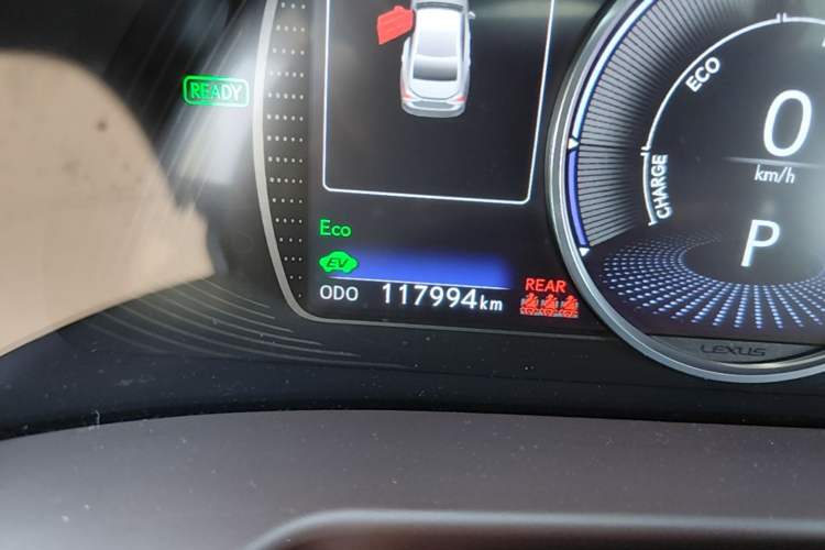 Used Lexus ES 2020 300h Premier Edition Odometer Close Up