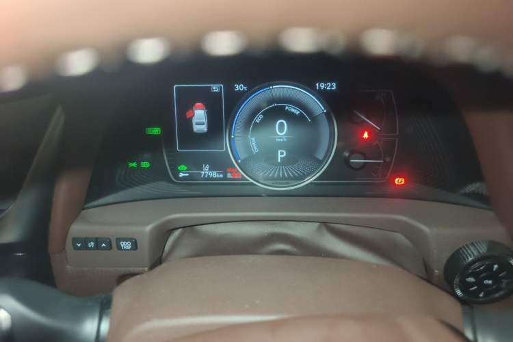 Used Lexus ES 2020 300h Premier Edition Odometer Close Up