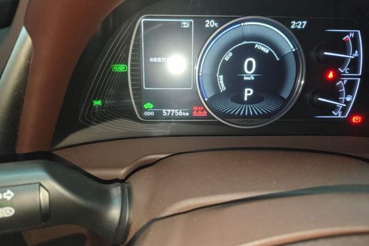 Used Lexus ES 2020 300h Premier Edition Odometer Close Up