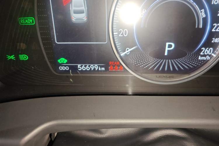 Used Lexus ES 2020 300h Premier Edition Odometer Close Up