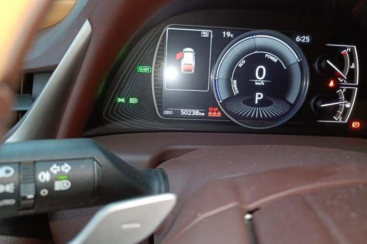 Used Lexus ES 2020 300h Premium Edition Odometer Close Up