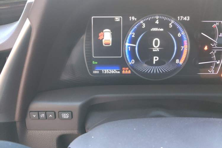 Used Lexus ES 2020 200 Luxury Edition Odometer Close Up