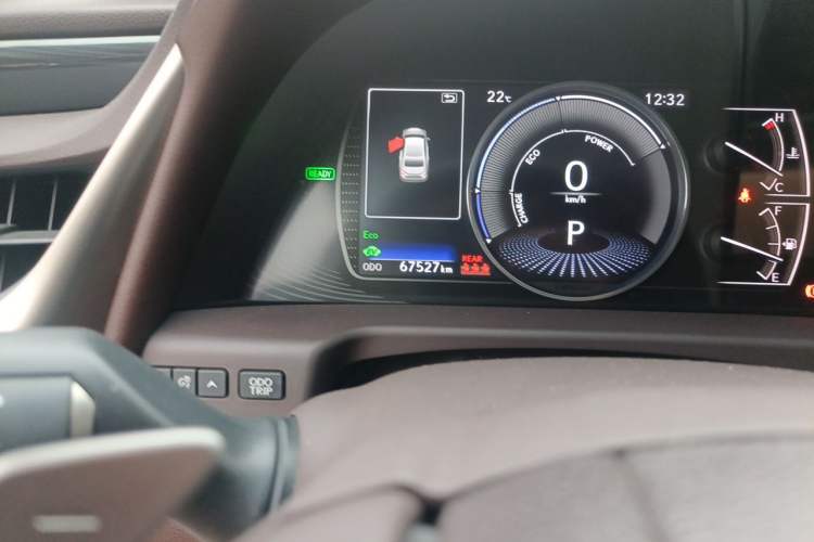 Used Lexus ES 2020 300h Premier Edition Odometer Close Up