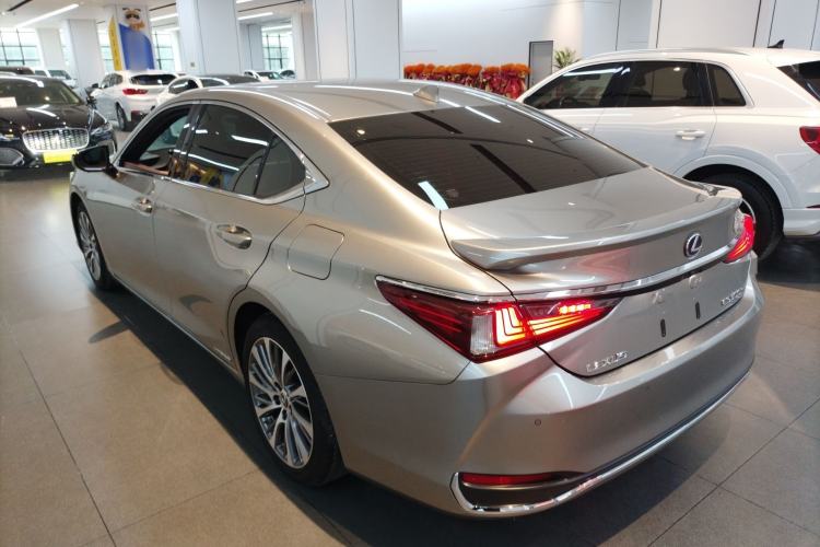 Used Lexus ES 2020 300h Deluxe Edition Rear Left 45 Deg