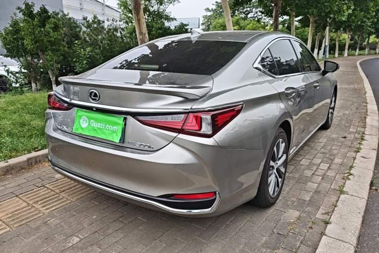 Used Lexus ES 2020 300h Premier Edition Rear Right 45 Deg