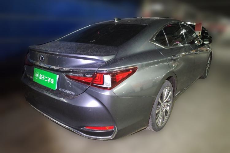 Used Lexus ES 2020 300h Deluxe Edition Rear Right 45 Deg