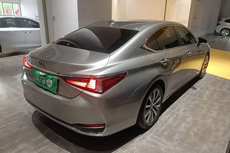 Used Lexus ES 2020 200 Luxury Edition Rear Right 45 Deg