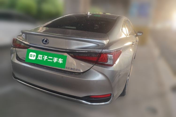 Used Lexus ES 2020 300h Premier Edition Rear Right 45 Deg