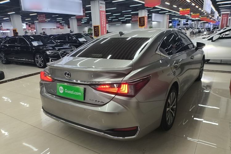 Used Lexus ES 2020 300h Premier Edition Rear Right 45 Deg
