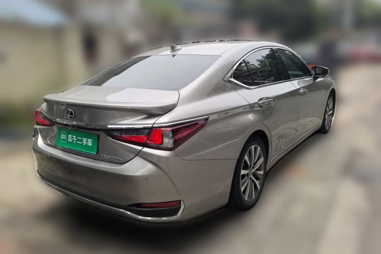 Used Lexus ES 2020 300h Premier Edition Rear Right 45 Deg
