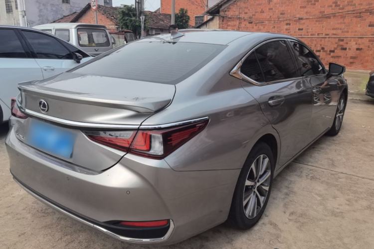 Used Lexus ES 2020 300h Premier Edition Rear Right 45 Deg