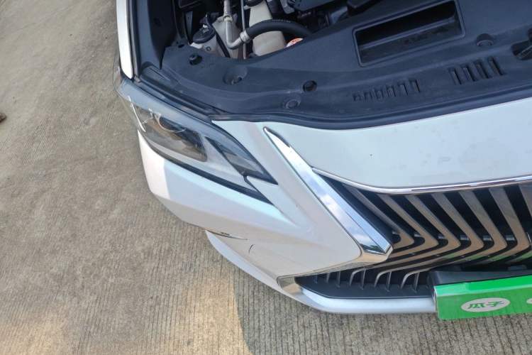 Used Lexus ES 2020 300h Premier Edition Right Front Headlight