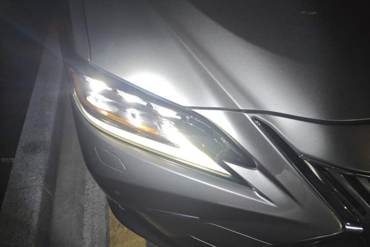 Used Lexus ES 2020 300h Deluxe Edition Right Front Headlight