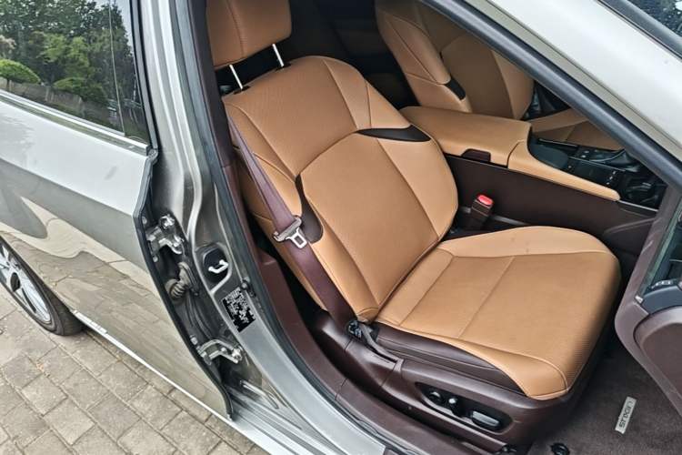 Used Lexus ES 2020 300h Premier Edition Right Front Seat