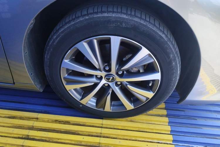Used Lexus ES 2020 300h Premier Edition Right Front Wheel Hub