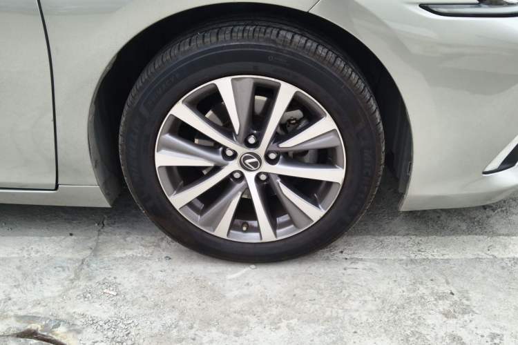 Used Lexus ES 2020 260 Excellence Edition Right Front Wheel Hub