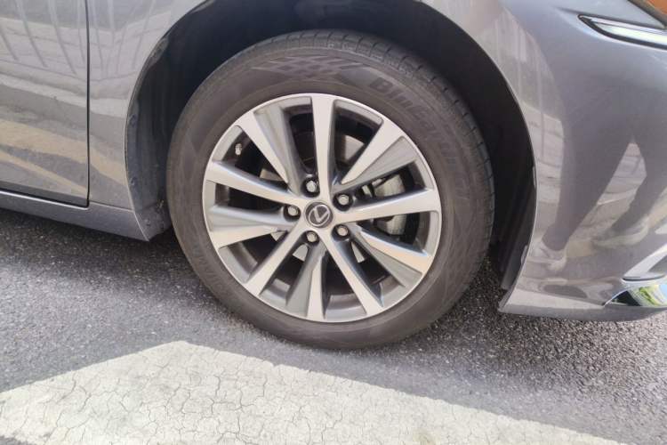 Used Lexus ES 2020 200 Excellence Edition Right Front Wheel Hub