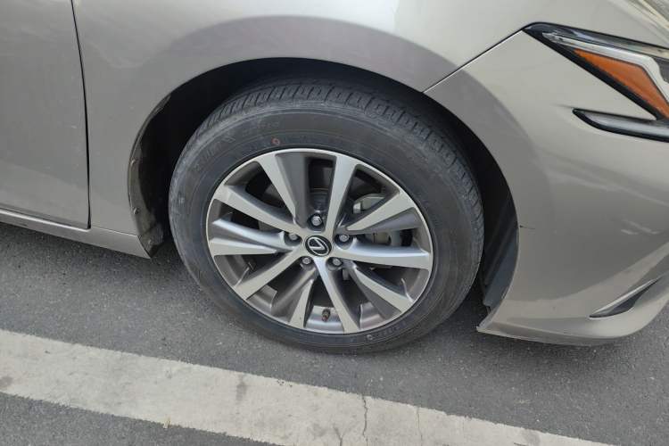 Used Lexus ES 2020 200 Excellence Edition Right Front Wheel Hub