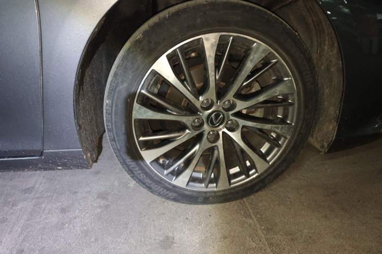 Used Lexus ES 2020 300h Deluxe Edition Right Front Wheel Hub