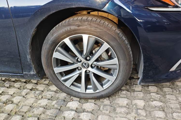 Used Lexus ES 2020 300h Premier Edition Right Front Wheel Hub