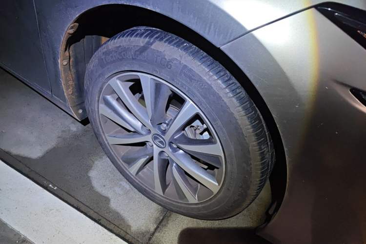 Used Lexus ES 2020 200 Excellence Edition Right Front Wheel Hub