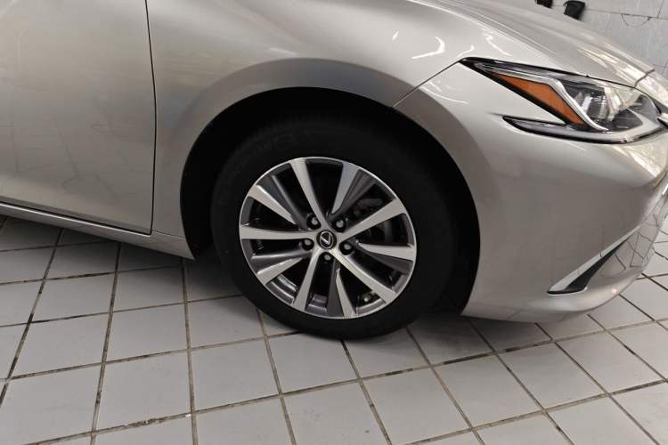 Used Lexus ES 2020 300h Premier Edition Right Front Wheel Hub