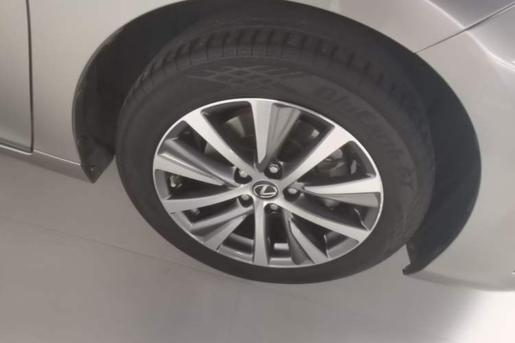 Used Lexus ES 2020 200 Luxury Edition Right Front Wheel Hub