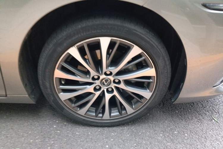 Used Lexus ES 2020 300h Premium Edition Right Front Wheel Hub