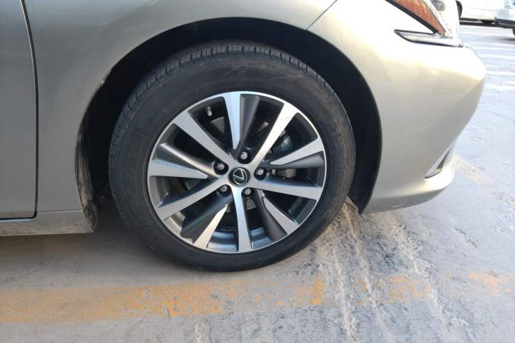 Used Lexus ES 2020 200 Luxury Edition Right Front Wheel Hub