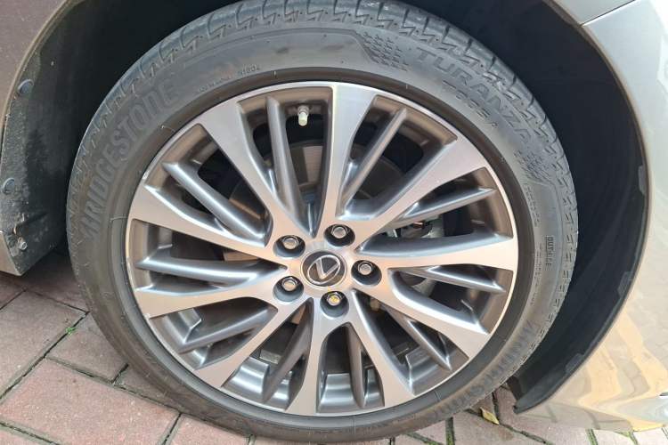 Used Lexus ES 2020 300h Premium Edition Right Front Wheel Hub