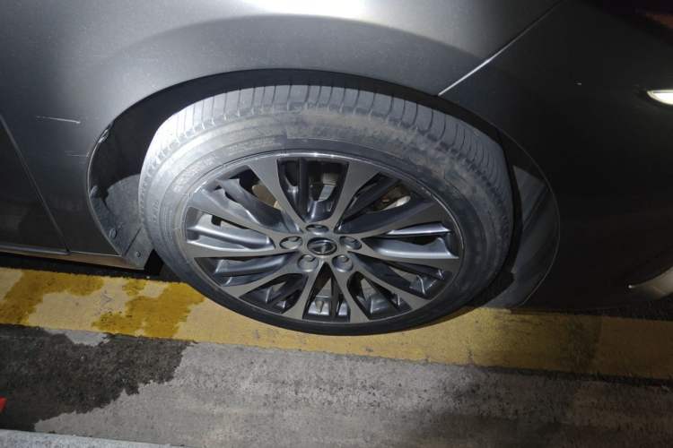 Used Lexus ES 2020 300h Deluxe Edition Right Front Wheel Hub