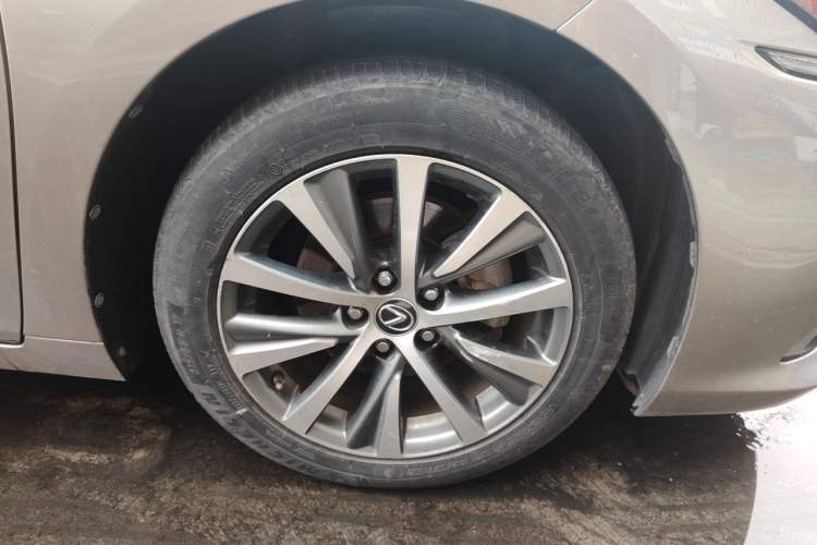 Used Lexus ES 2020 200 Luxury Edition Right Front Wheel Hub