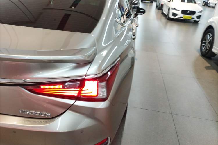 Used Lexus ES 2020 300h Deluxe Edition Right Rear Taillight