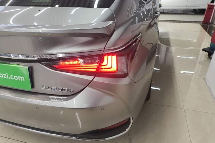 Used Lexus ES 2020 300h Premier Edition Right Rear Taillight